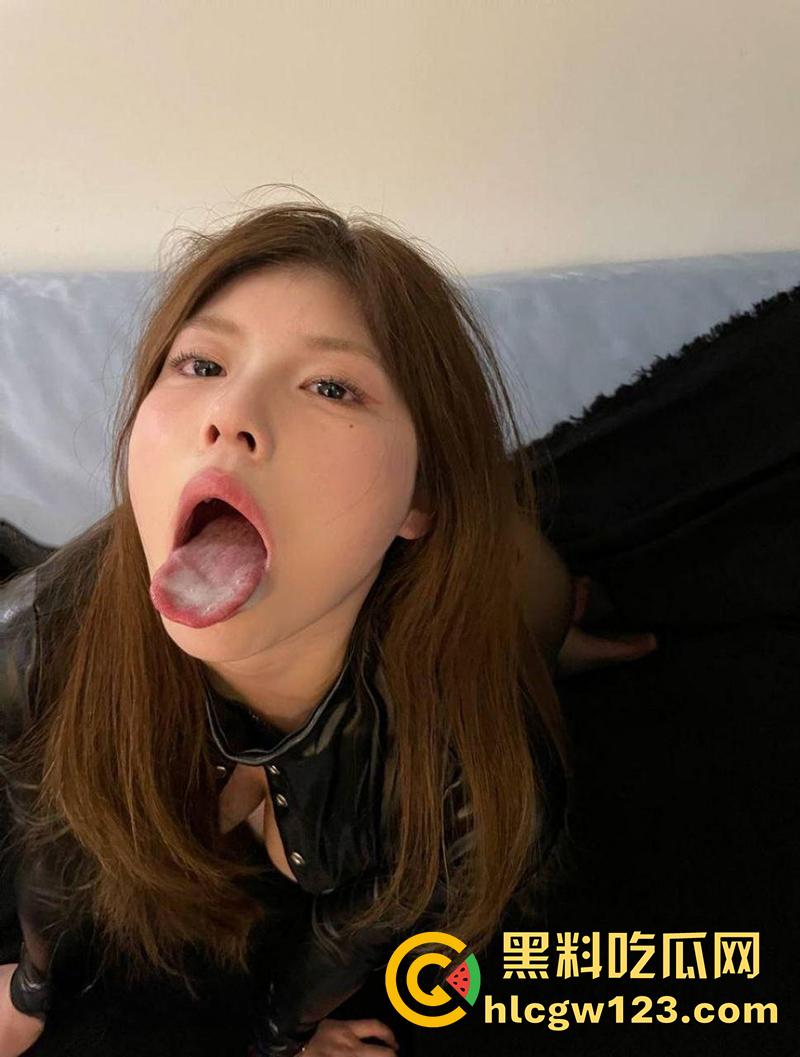 推特顶级女神【oOooo】，巨乳骚逼小母狗，巨乳肥臀修长美腿，顶级嫩模私拍曝光