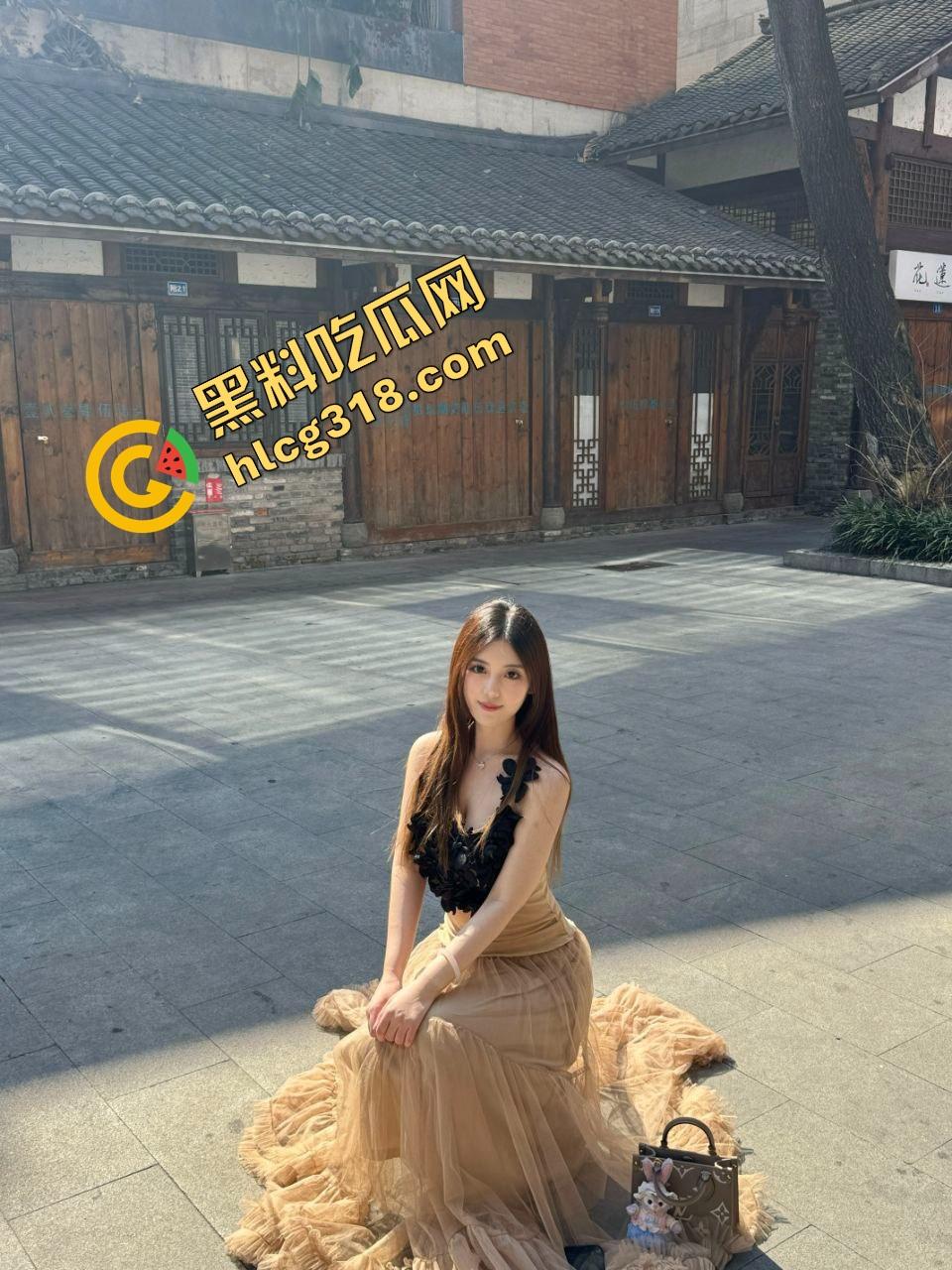 酒吧男厕野战偷拍流出,音乐声都盖不住骚货浪叫,男的一边拍一边干,门外敲门她越叫越浪!