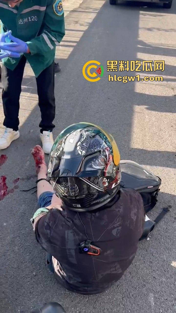 辽宁小车司机路怒找茬摩托骑手!以为没行车记录仪,直接上去撞,结果笑死了!