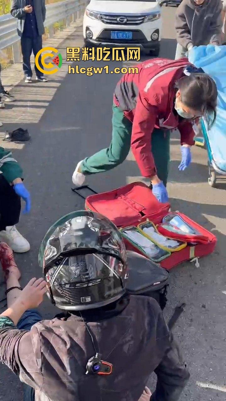 辽宁小车司机路怒找茬摩托骑手!以为没行车记录仪,直接上去撞,结果笑死了!