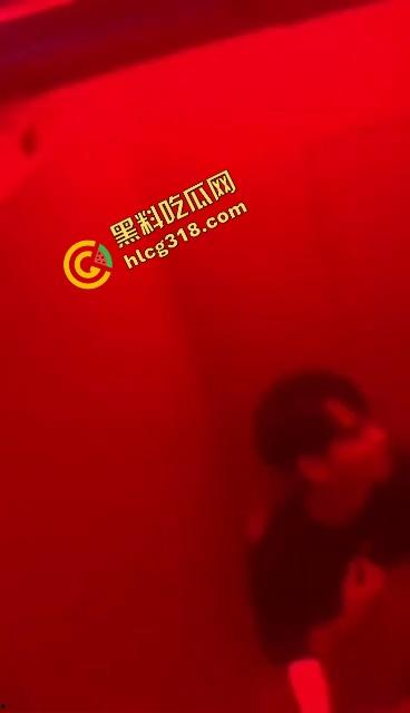 酒吧男厕野战偷拍流出,音乐声都盖不住骚货浪叫,男的一边拍一边干,门外敲门她越叫越浪!