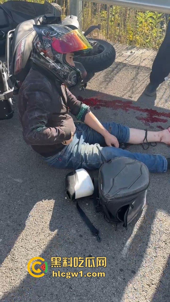 辽宁小车司机路怒找茬摩托骑手!以为没行车记录仪,直接上去撞,结果笑死了!