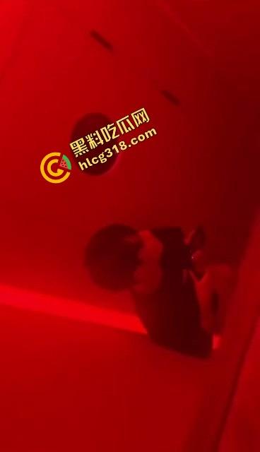 酒吧男厕野战偷拍流出,音乐声都盖不住骚货浪叫,男的一边拍一边干,门外敲门她越叫越浪!