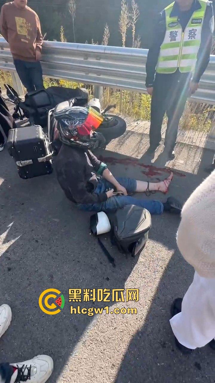 辽宁小车司机路怒找茬摩托骑手!以为没行车记录仪,直接上去撞,结果笑死了!