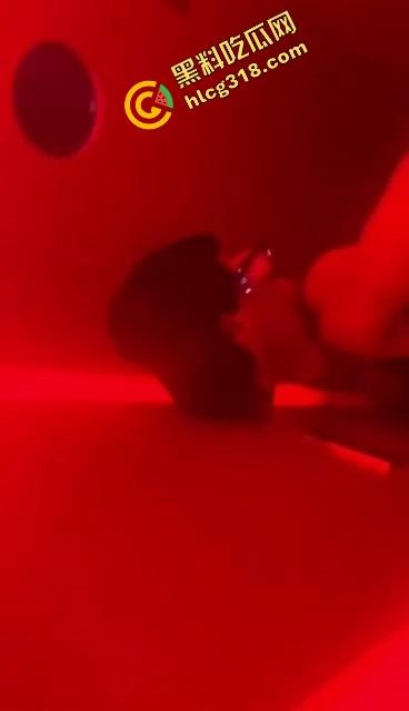 酒吧男厕野战偷拍流出,音乐声都盖不住骚货浪叫,男的一边拍一边干,门外敲门她越叫越浪!