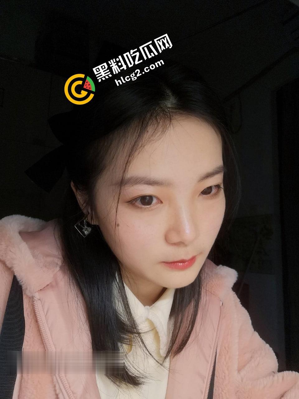 百度云泄密流出！华南师范大学D奶骚贱眼镜妹『刘璐』卫生间对镜后入性爱视频流出！