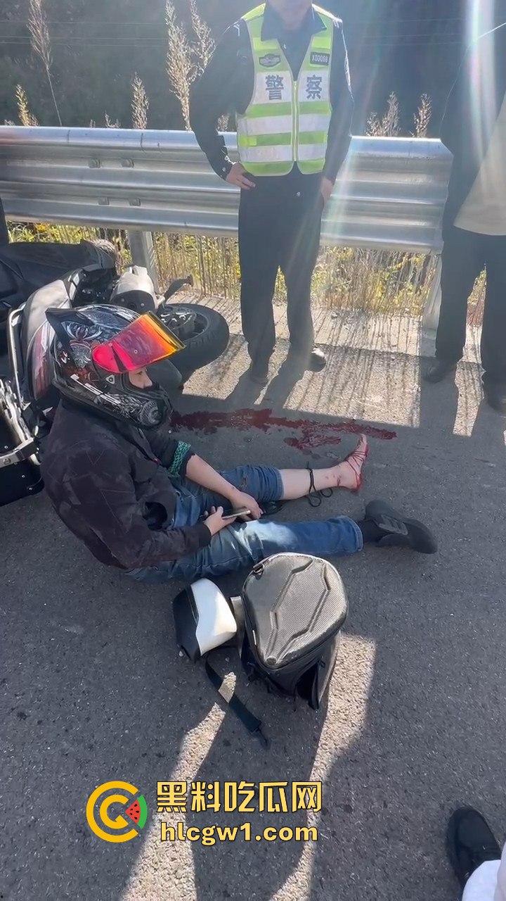 辽宁小车司机路怒找茬摩托骑手!以为没行车记录仪,直接上去撞,结果笑死了!