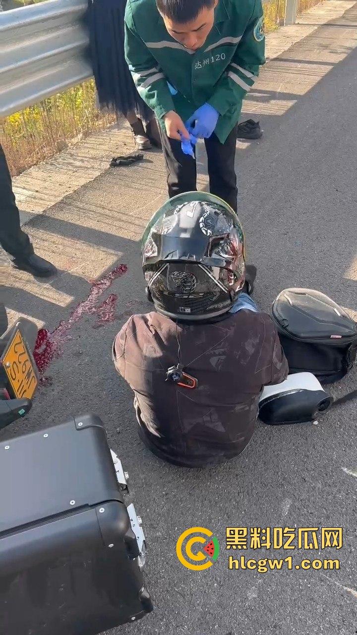 辽宁小车司机路怒找茬摩托骑手!以为没行车记录仪,直接上去撞,结果笑死了!