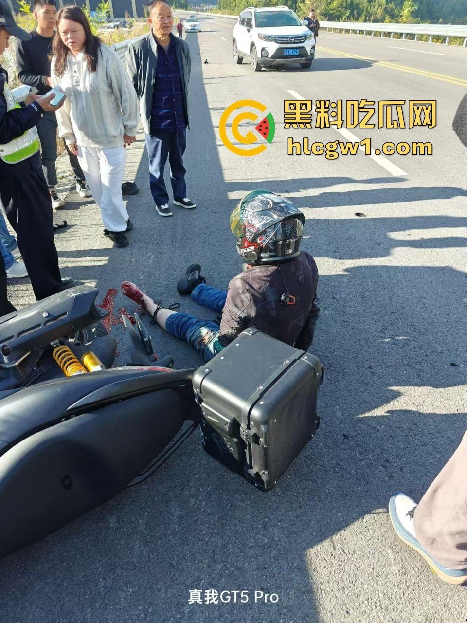 辽宁小车司机路怒找茬摩托骑手!以为没行车记录仪,直接上去撞,结果笑死了!