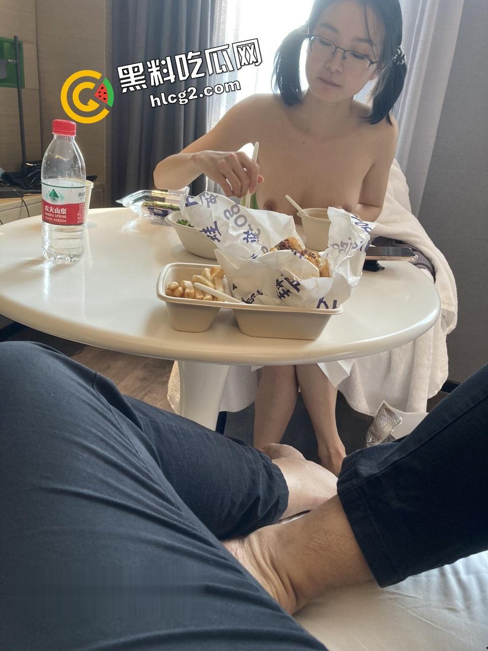 百度云泄密流出!华南师范大学D奶骚贱眼镜妹『刘璐』卫生间对镜后入性爱视频流出!