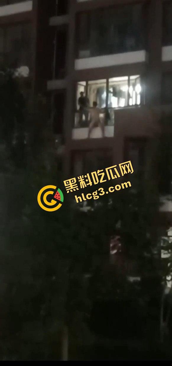 偷情中途翻窗不慎摔下引发大骚动!消防员紧急出动,小区吃瓜群众围观全过程!