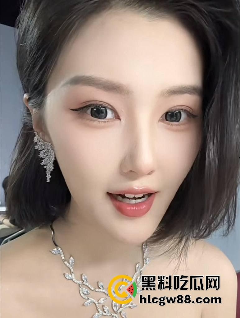 抖音顶级车模【程儿】车展走光视频疯传!奶子弹出裙底真空,骚逼全程若隐若现,摄影师镜头拍得太清晰!