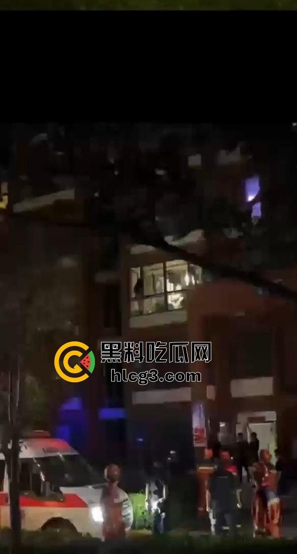 偷情中途翻窗不慎摔下引发大骚动!消防员紧急出动,小区吃瓜群众围观全过程!