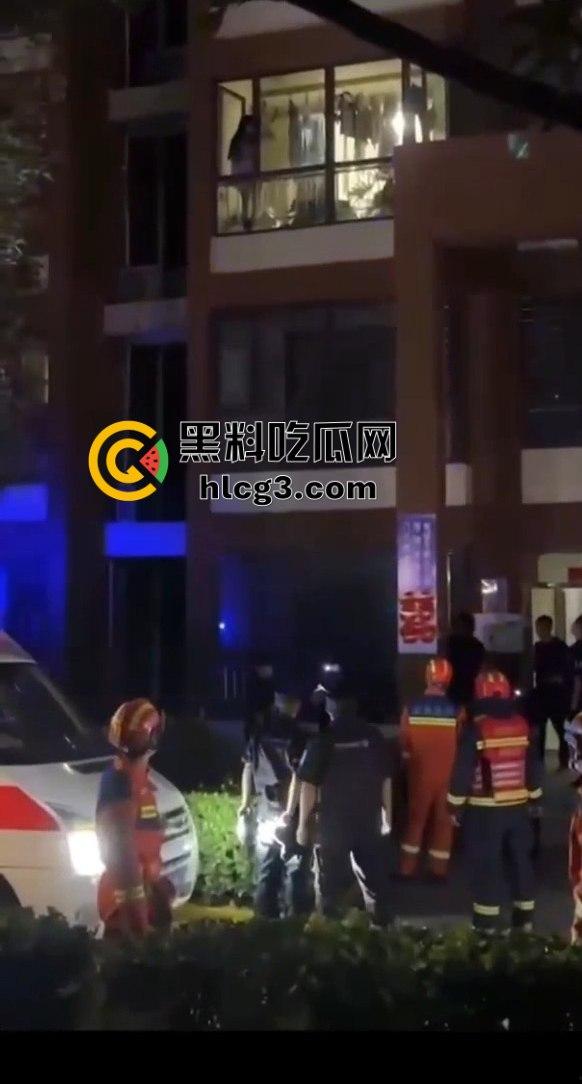 偷情中途翻窗不慎摔下引发大骚动!消防员紧急出动,小区吃瓜群众围观全过程!