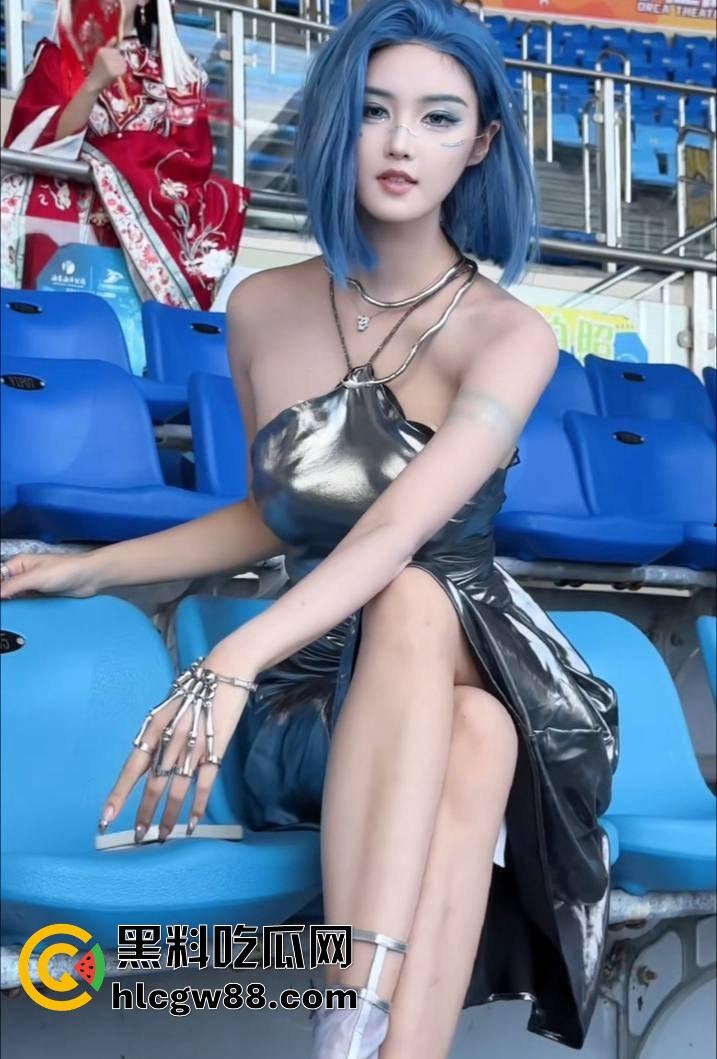 抖音顶级车模【程儿】车展走光视频疯传!奶子弹出裙底真空,骚逼全程若隐若现,摄影师镜头拍得太清晰!