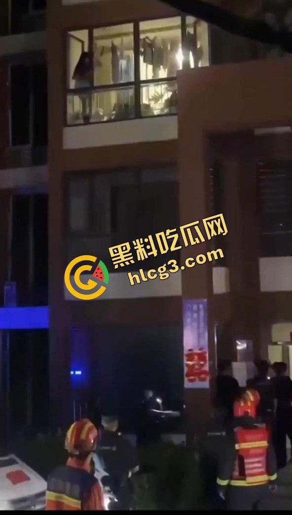 偷情中途翻窗不慎摔下引发大骚动!消防员紧急出动,小区吃瓜群众围观全过程!