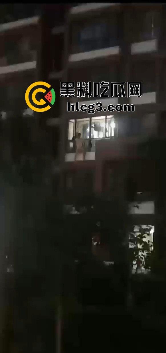 偷情中途翻窗不慎摔下引发大骚动!消防员紧急出动,小区吃瓜群众围观全过程!