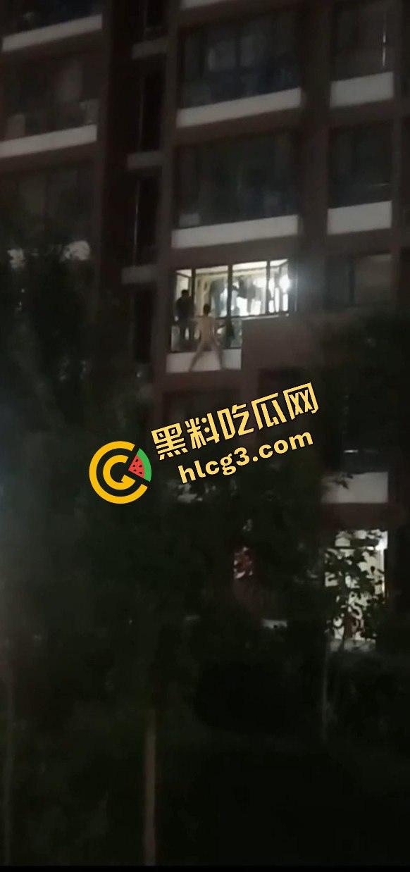 偷情中途翻窗不慎摔下引发大骚动!消防员紧急出动,小区吃瓜群众围观全过程!