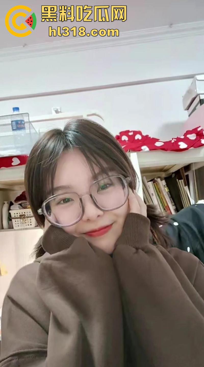 阜新市反差婊【张佳佳】,身材超赞的反差母狗,有男友依旧按耐不住,网上撩骚找猛男被调教,性爱视频流出!