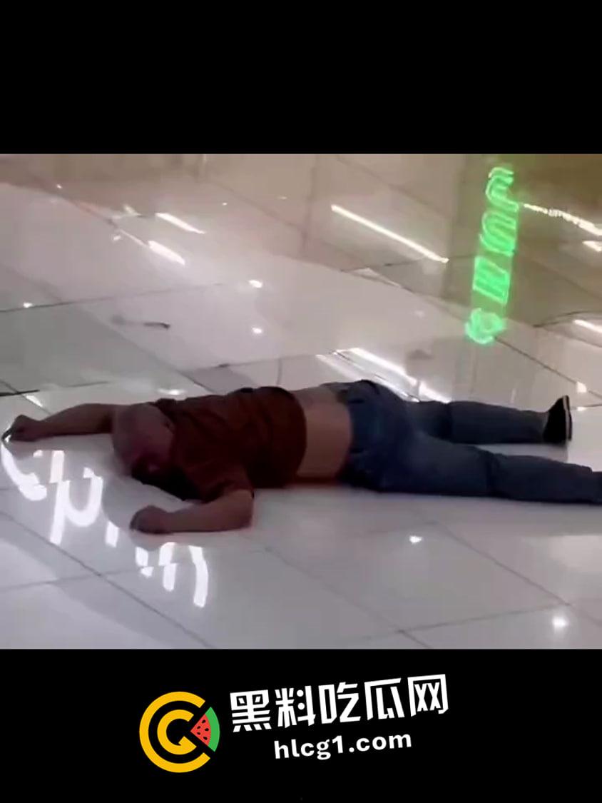 保定万博广场 三天两跳 都直接摔死  现场血腥视频流出
