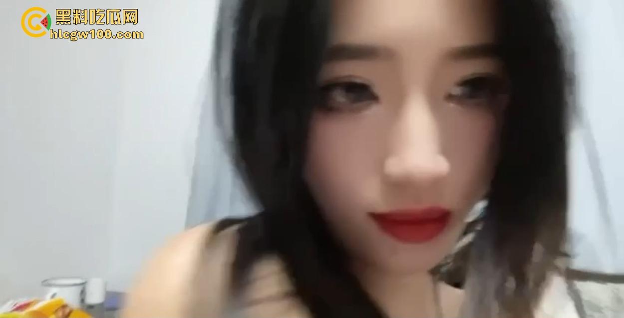 太原职业技术学院【李婉钰】自慰私密视频曝光,穿丝袜抠逼摸奶被异地男友共享兄弟,极品好胸毁在渣男手里!