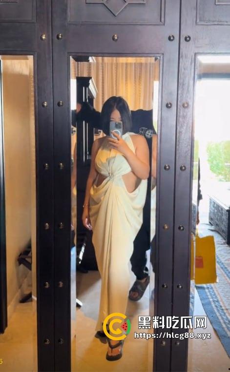 抖音百万粉贱婊【兔兔1104】反差少妇不雅视频满天飞,绝美骚逼勾魂操人,装你妈的清纯啊!