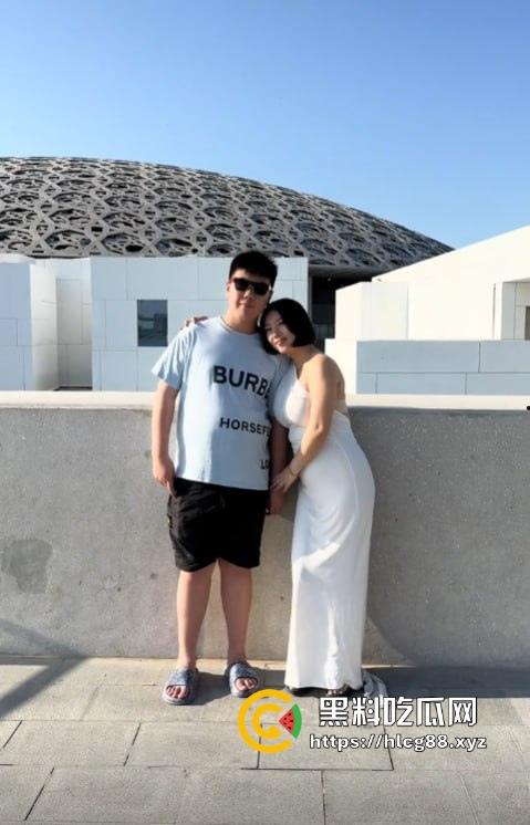 抖音百万粉贱婊【兔兔1104】反差少妇不雅视频满天飞,绝美骚逼勾魂操人,装你妈的清纯啊!