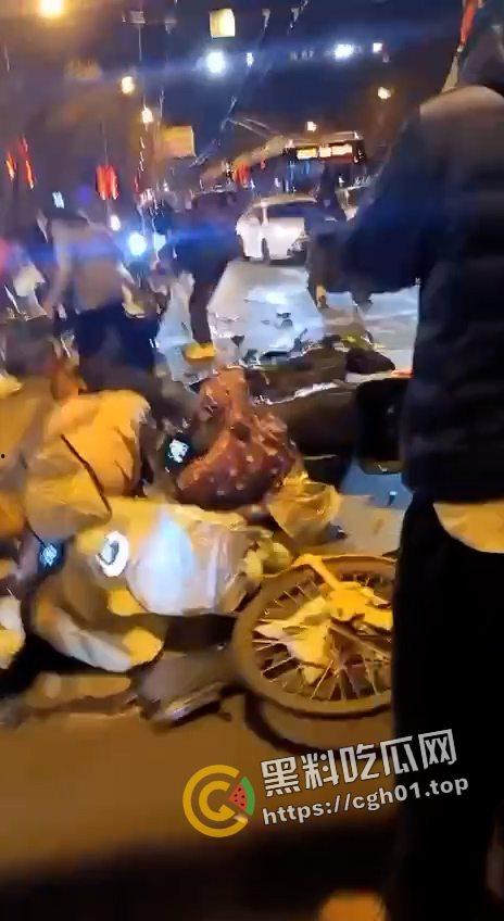 北京二环宽街路口兰博基尼连环撞人 死伤数十人 微博相关报道被封禁 男子疑似高官子弟 现场视频曝光