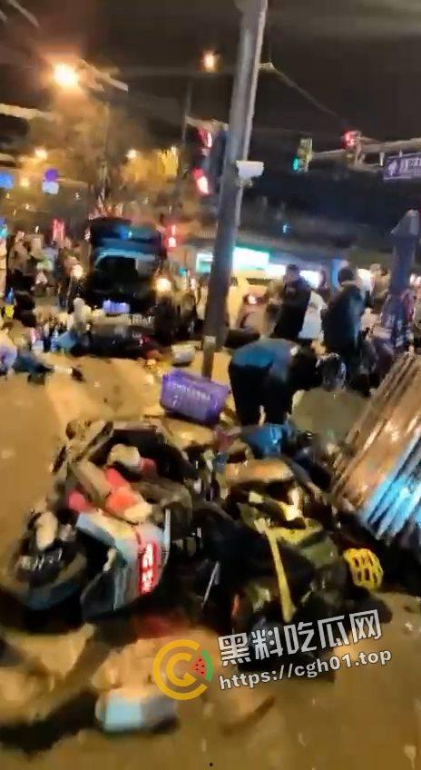 北京二环宽街路口兰博基尼连环撞人 死伤数十人 微博相关报道被封禁 男子疑似高官子弟 现场视频曝光