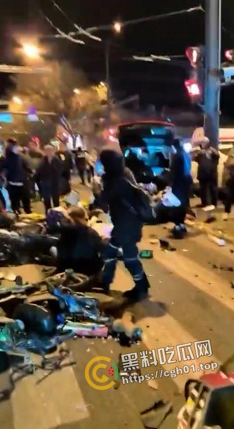 北京二环宽街路口兰博基尼连环撞人 死伤数十人 微博相关报道被封禁 男子疑似高官子弟 现场视频曝光