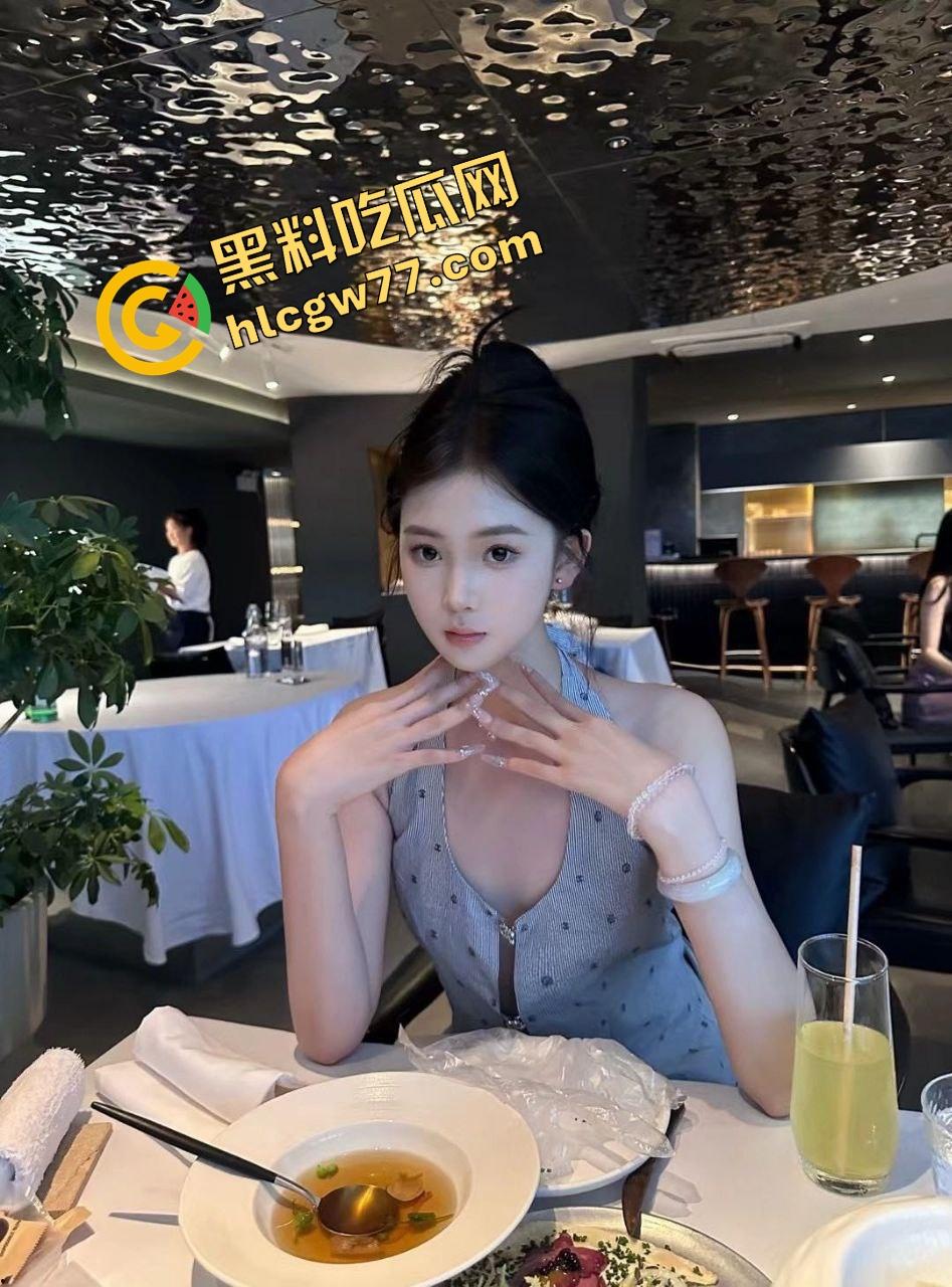 山东青岛大学生【李凤】单亲家庭,缺父爱,见哥哥就跪,学校里嫩男根本喂不饱她!