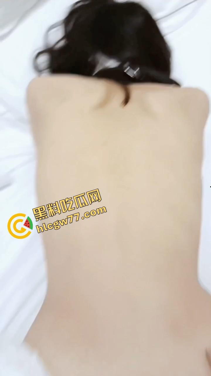 山东青岛大学生【李凤】单亲家庭,缺父爱,见哥哥就跪,学校里嫩男根本喂不饱她!