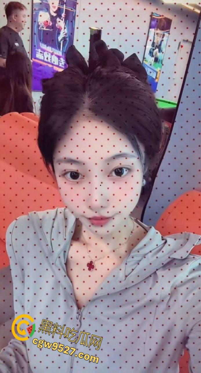 长沙师范大学【徐雯雯】,与前任约炮被男友发现,性感美腿白的发亮,嘴叼内裤淫骚自慰,娇喘呻吟无比诱人!