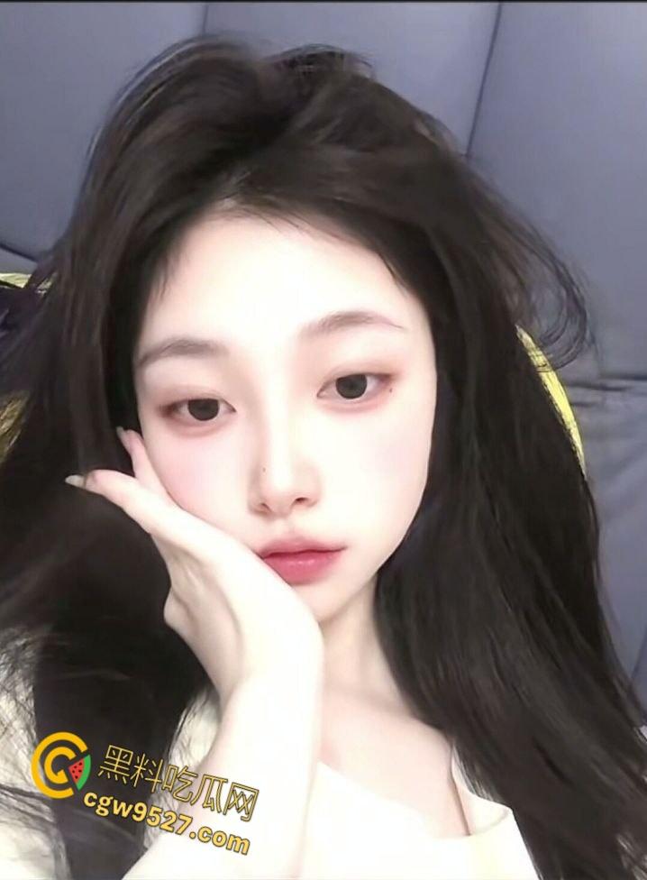 长沙师范大学【徐雯雯】,与前任约炮被男友发现,性感美腿白的发亮,嘴叼内裤淫骚自慰,娇喘呻吟无比诱人!