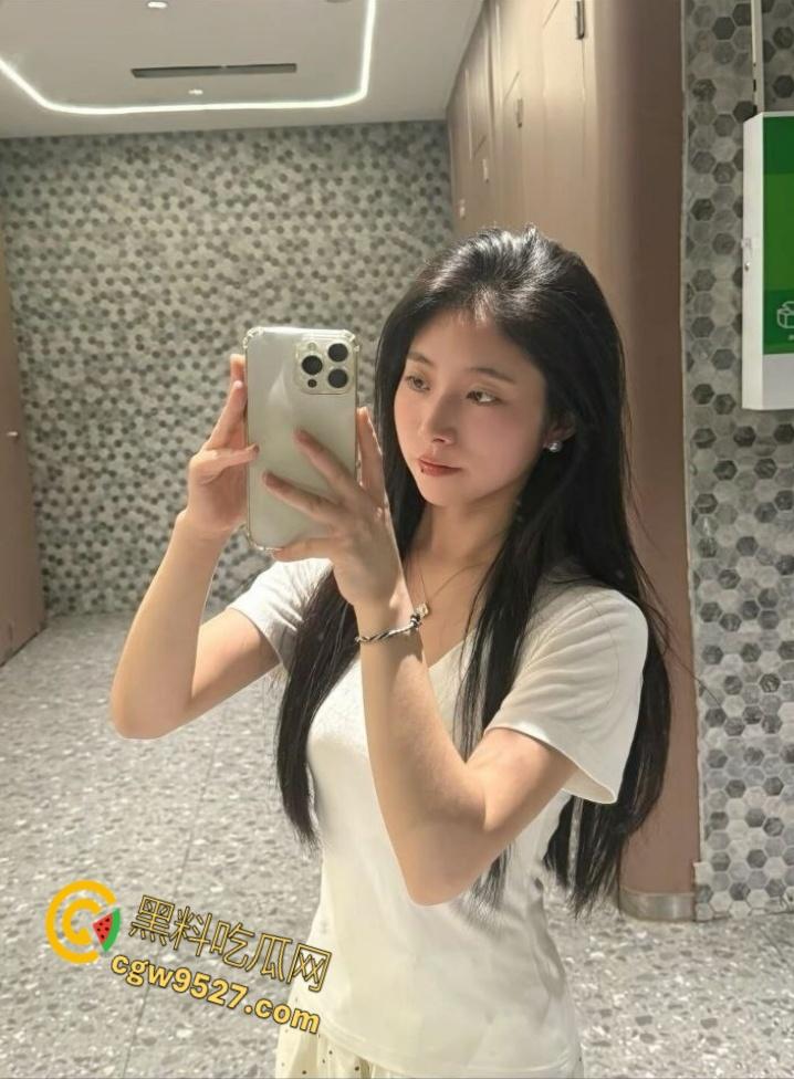 长沙师范大学【徐雯雯】,与前任约炮被男友发现,性感美腿白的发亮,嘴叼内裤淫骚自慰,娇喘呻吟无比诱人!