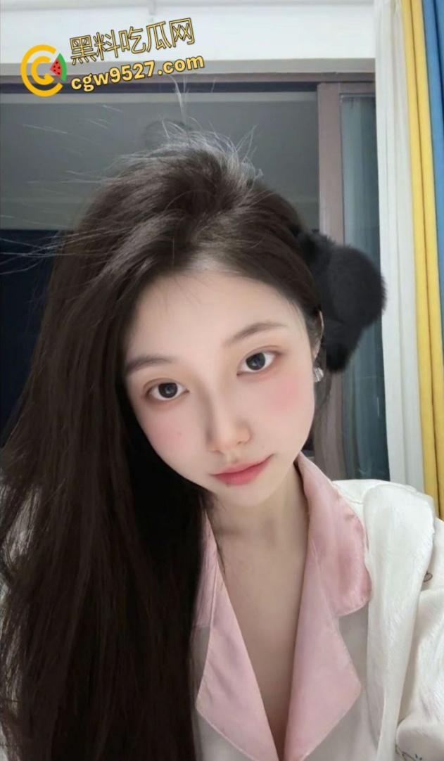 长沙师范大学【徐雯雯】,与前任约炮被男友发现,性感美腿白的发亮,嘴叼内裤淫骚自慰,娇喘呻吟无比诱人!