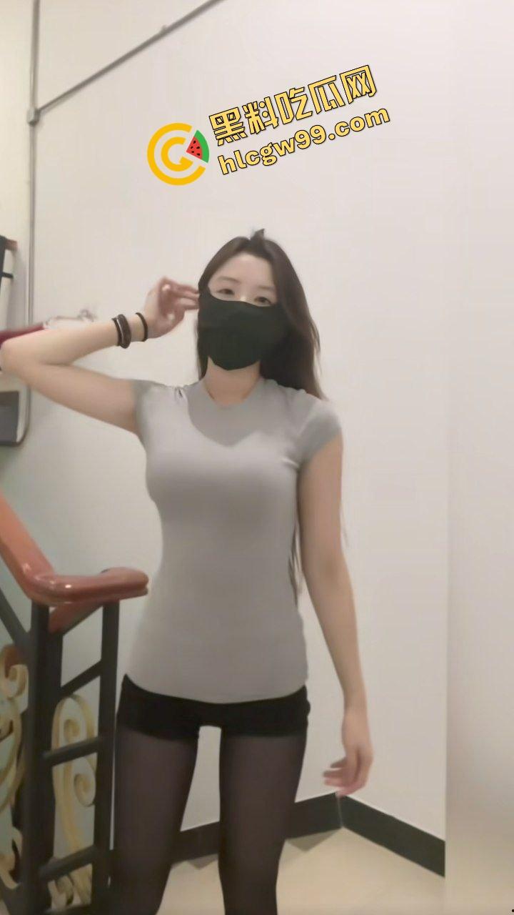 抖音极品长腿黑丝擦边女【aa腼腆小美】付费会员定制福利外泄,淫荡诱惑骚舞极其欠操!独家流出!