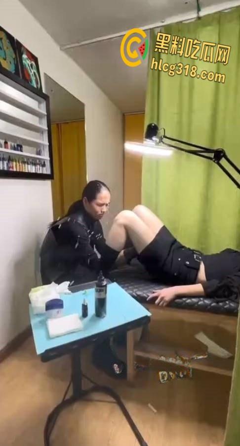 嫩逼纹身店潮喷合集,三位小姐姐潮喷狂飙地板变水池,水量惊人纹身师被喷射倒地!