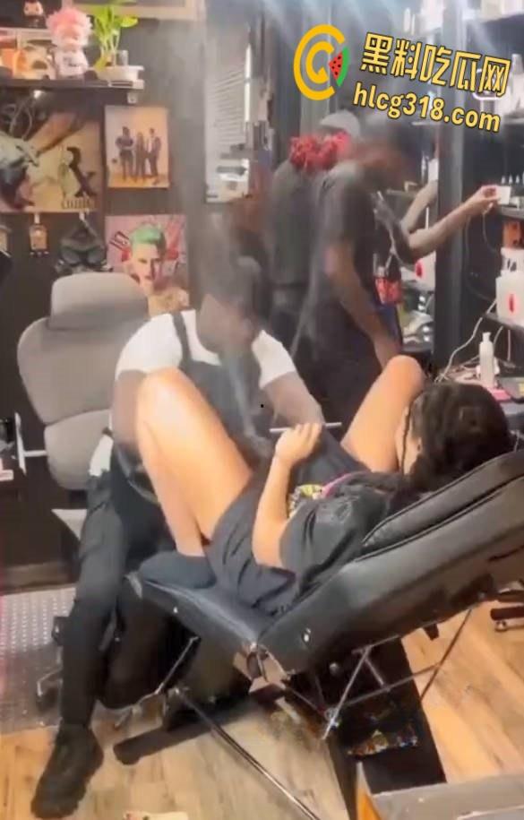 嫩逼纹身店潮喷合集,三位小姐姐潮喷狂飙地板变水池,水量惊人纹身师被喷射倒地!