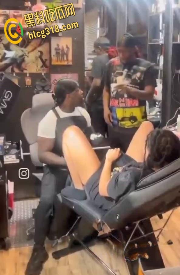 嫩逼纹身店潮喷合集,三位小姐姐潮喷狂飙地板变水池,水量惊人纹身师被喷射倒地!