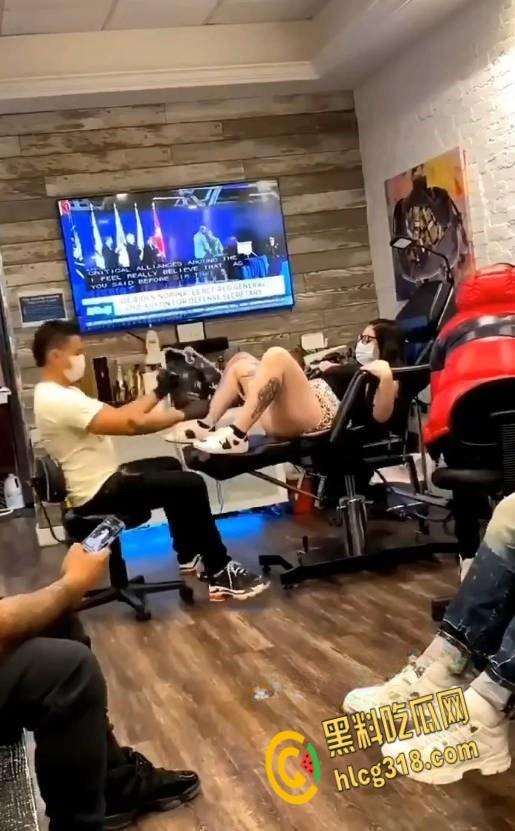 嫩逼纹身店潮喷合集,三位小姐姐潮喷狂飙地板变水池,水量惊人纹身师被喷射倒地!