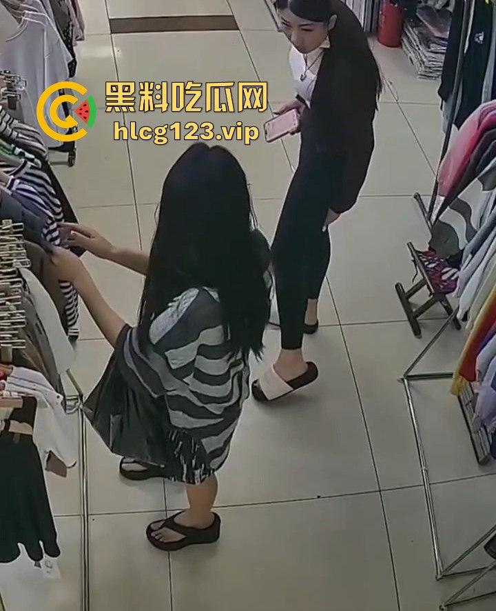 国服快枪手出手!商场里对鲨鱼裤妹子来了一发,美女懵逼问为什么往我裤子上喷水?