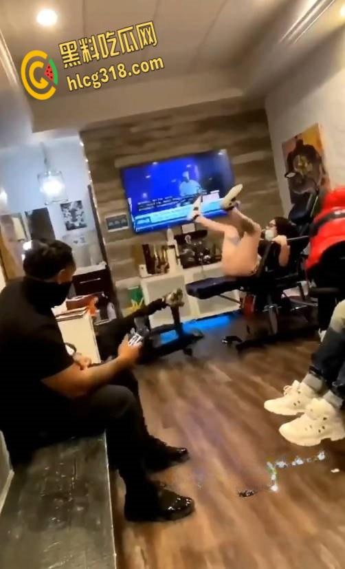 嫩逼纹身店潮喷合集,三位小姐姐潮喷狂飙地板变水池,水量惊人纹身师被喷射倒地!