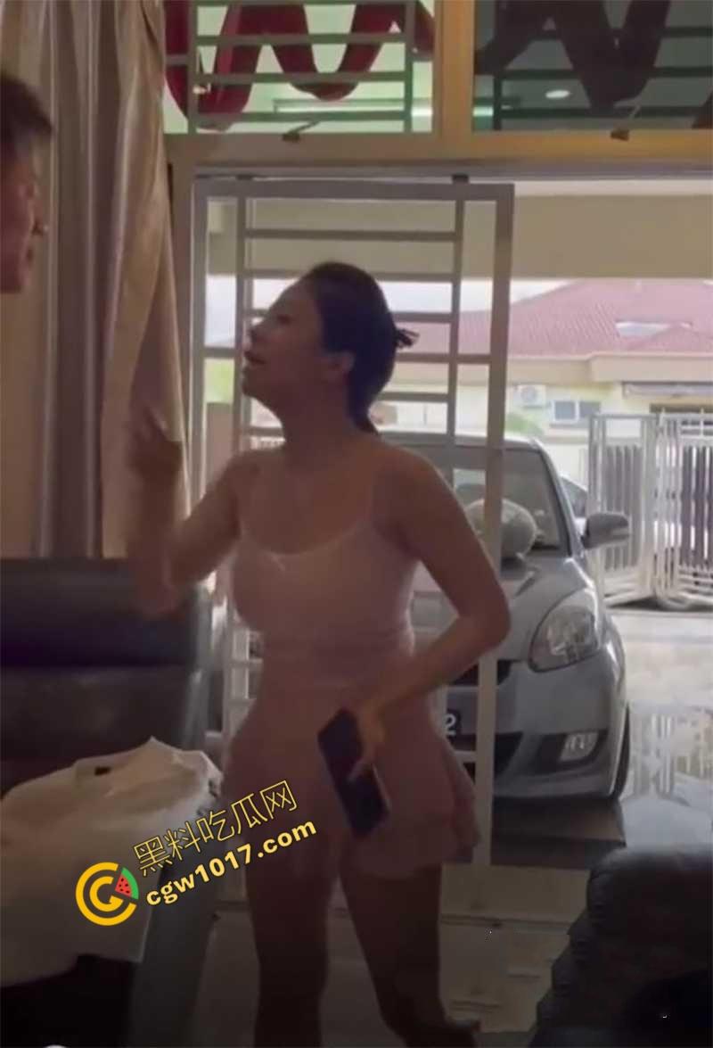 广州美艳人妻现场直播抓奸！小三家踢馆被情敌挑衅，骑脖暴揍出轨老公，原配这身材真赞