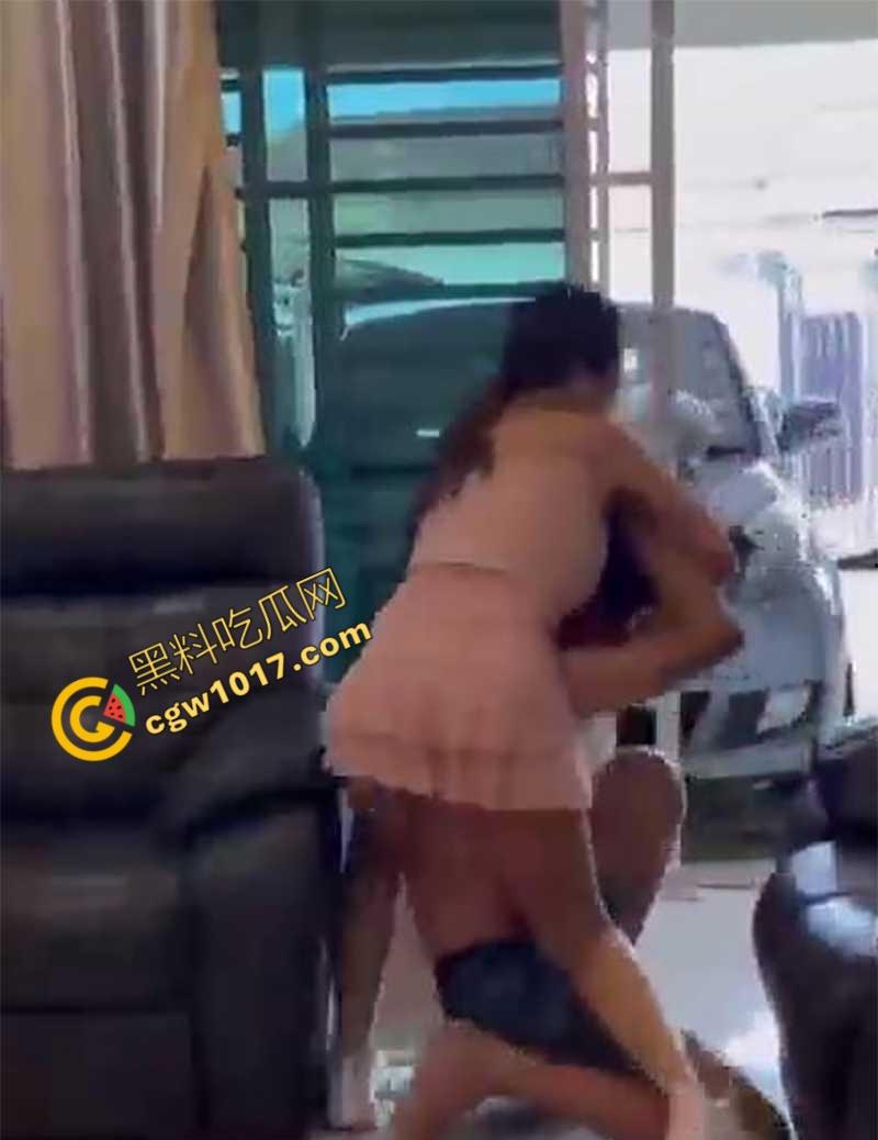 广州美艳人妻现场直播抓奸!小三家踢馆被情敌挑衅,骑脖暴揍出轨老公,原配这身材真赞