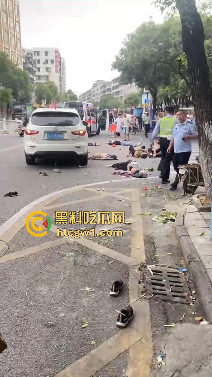 开平市街上惊现人肉保龄球!男子驾车撞飞8人,连刹车都懒得碰,不带刹车像玩游戏一样!