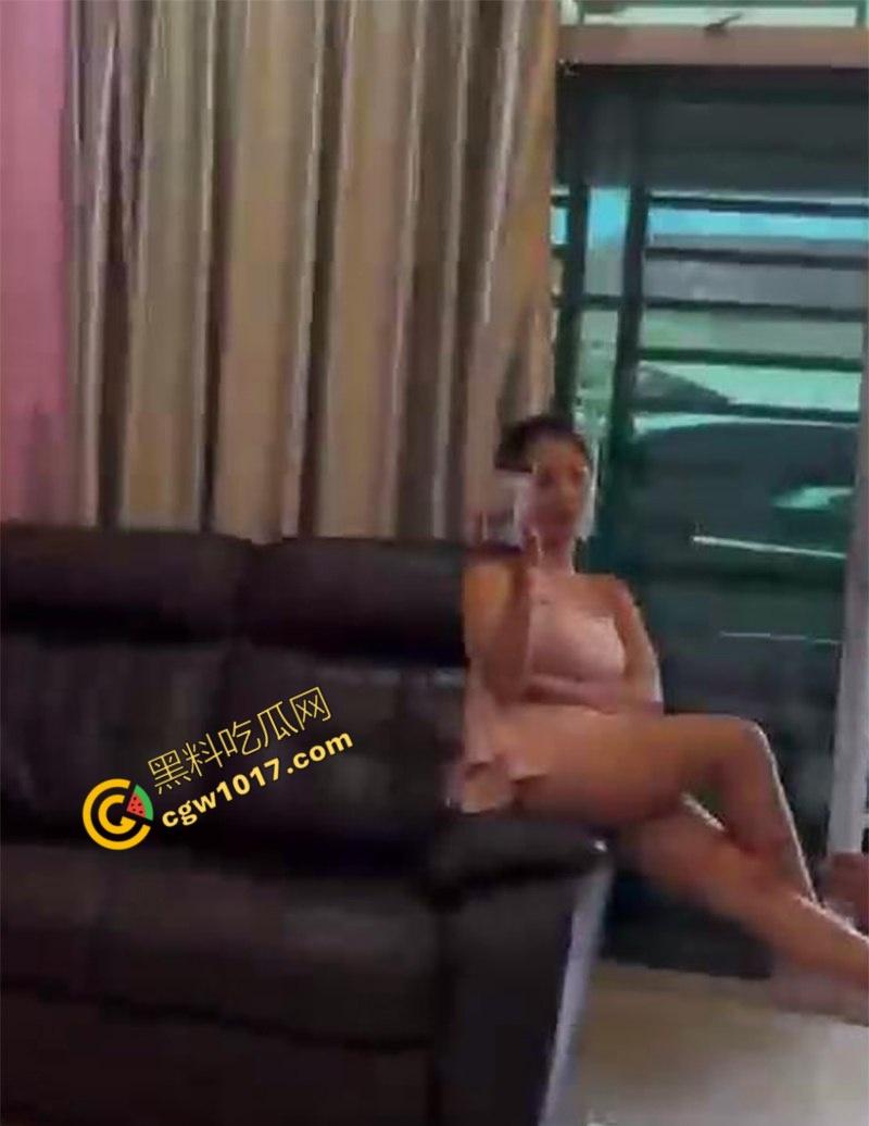 广州美艳人妻现场直播抓奸!小三家踢馆被情敌挑衅,骑脖暴揍出轨老公,原配这身材真赞