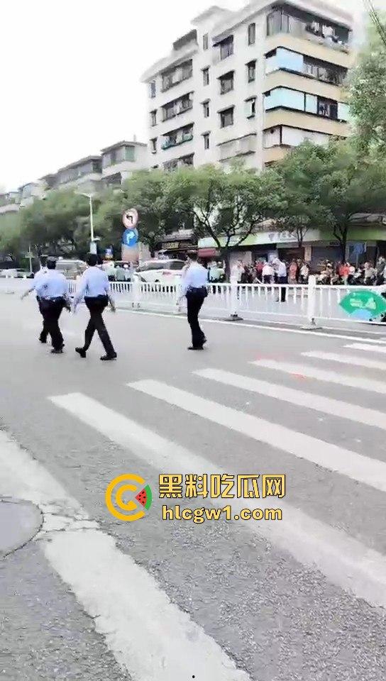 开平市街上惊现人肉保龄球!男子驾车撞飞8人,连刹车都懒得碰,不带刹车像玩游戏一样!