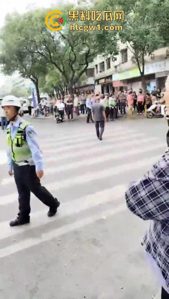 开平市街上惊现人肉保龄球!男子驾车撞飞8人,连刹车都懒得碰,不带刹车像玩游戏一样!