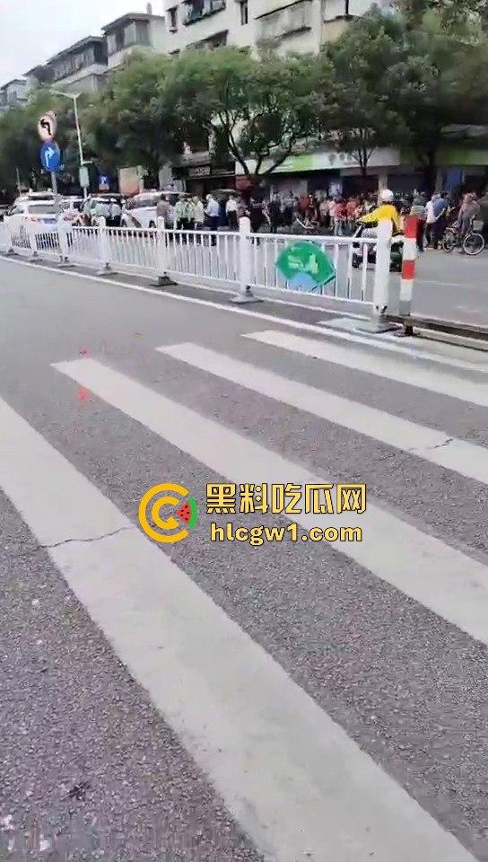 开平市街上惊现人肉保龄球!男子驾车撞飞8人,连刹车都懒得碰,不带刹车像玩游戏一样!